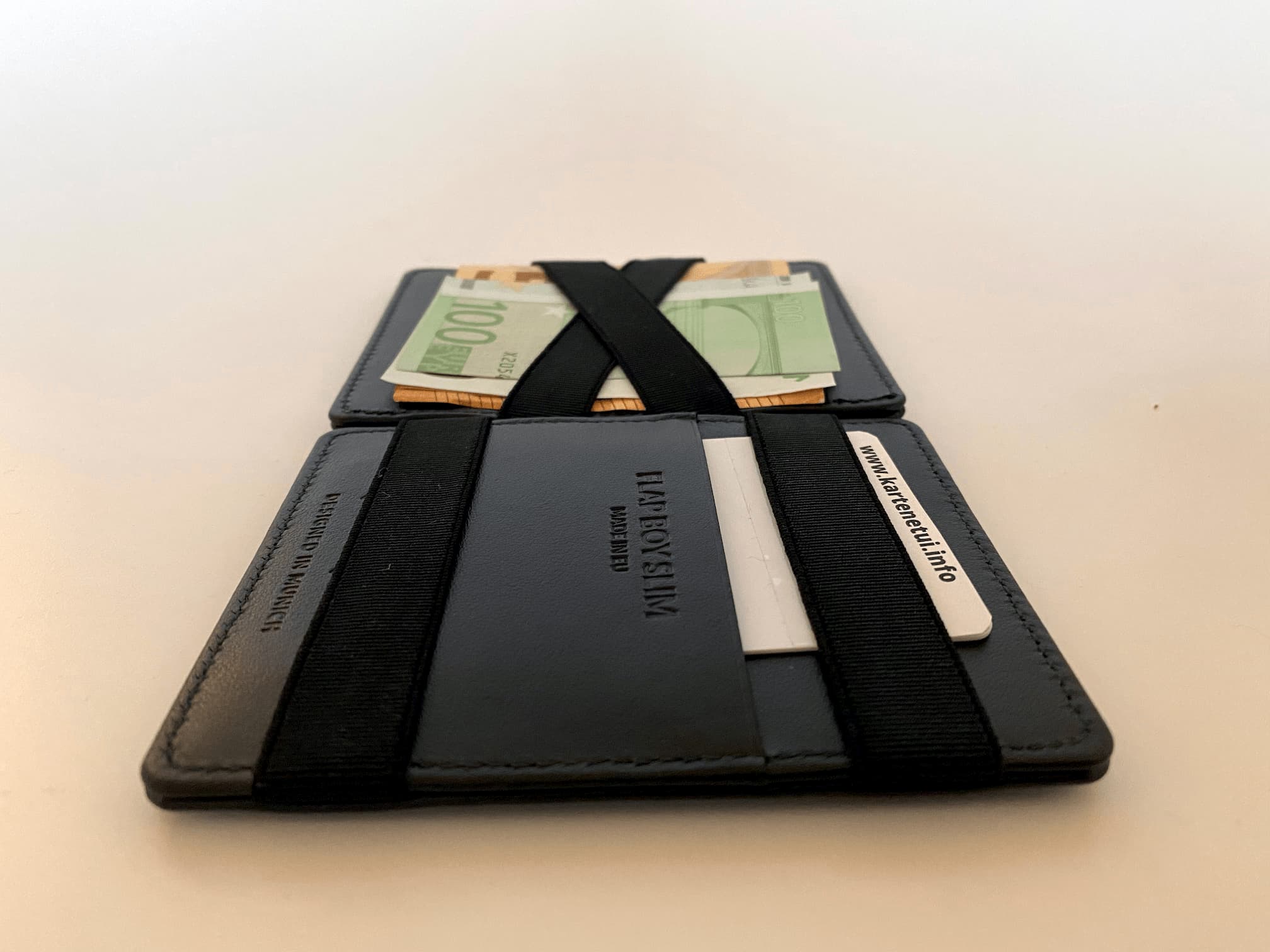 Geldscheine und Karten in der Flap Boy Slim Wallet