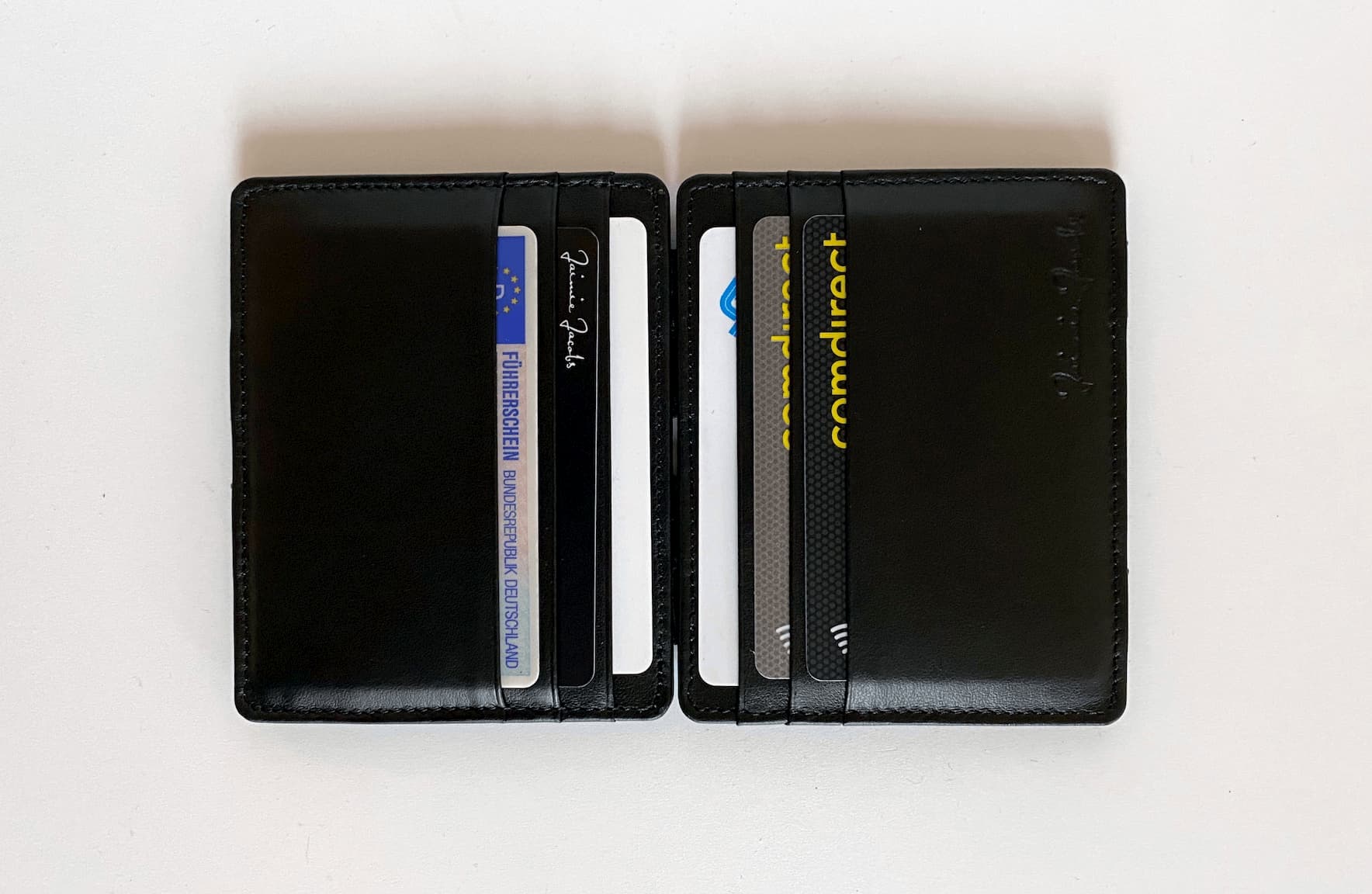 8 Scheckkarten auf der Außenseite der Flap Boy Slim Wallet